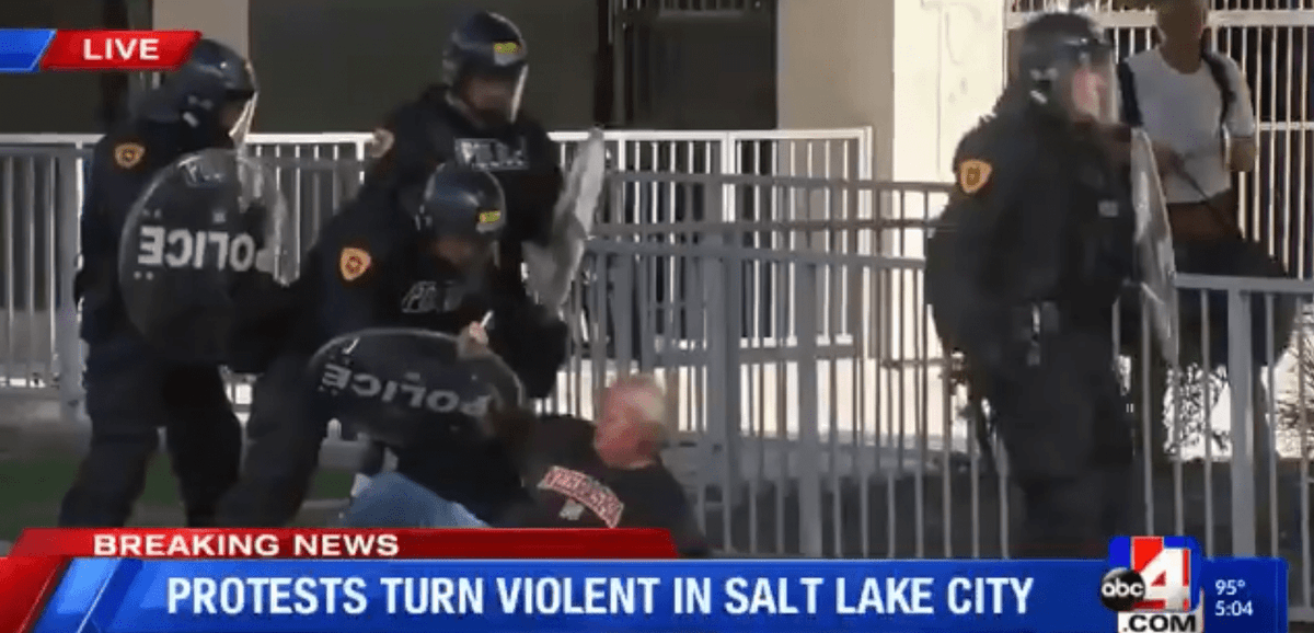 Video: ¡Brutalidad de policías contra pacífico anciano ahora en Salt Lake City, Utah!