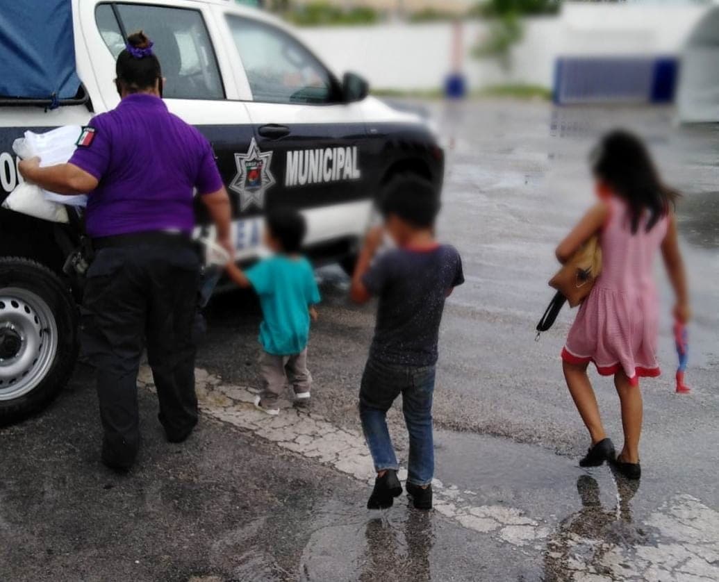 Rescatan a tres niños que mendigaban en El Crucero de Cancún