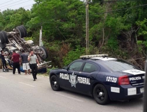 Vuelca camión volquete en el tramo Puerto Aventuras-Akumal