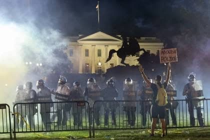 Casa Blanca apaga sus luces mientras Trump se refugia en un búnker en medio de las protestas