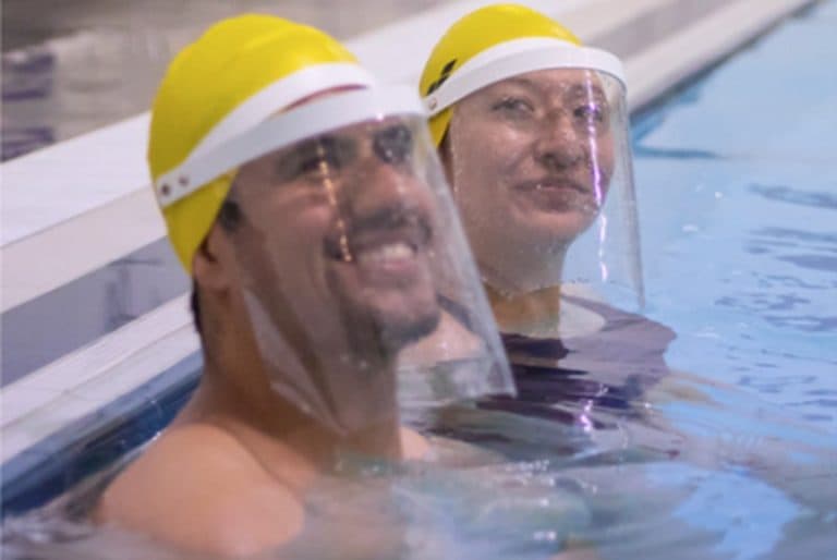 Video: Desata burlas escuela de natación que promueve clases con careta dentro de la alberca