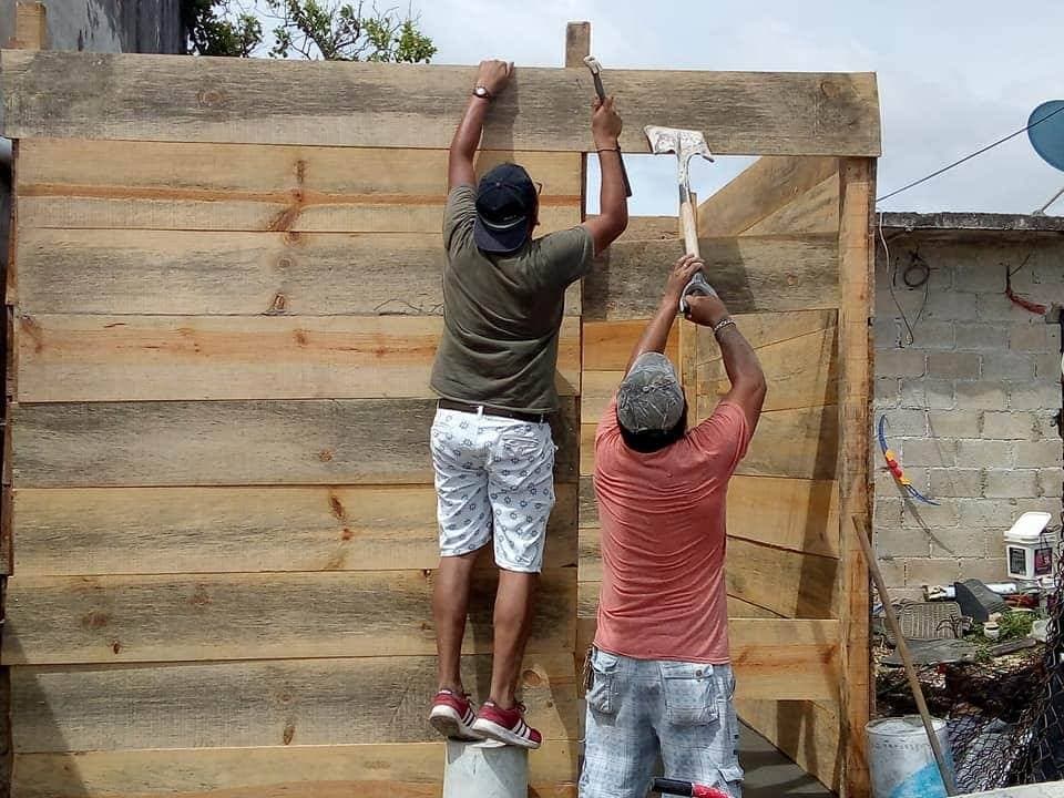 Construyen casita a don José, indigente al que le dieron de comer croquetas de perro