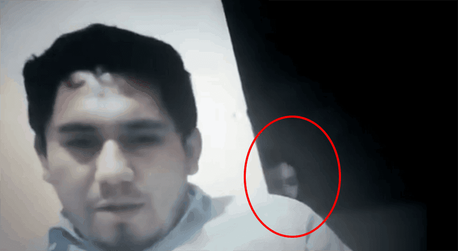 Captan 'fantasma' atrás de un profesor durante clase en línea