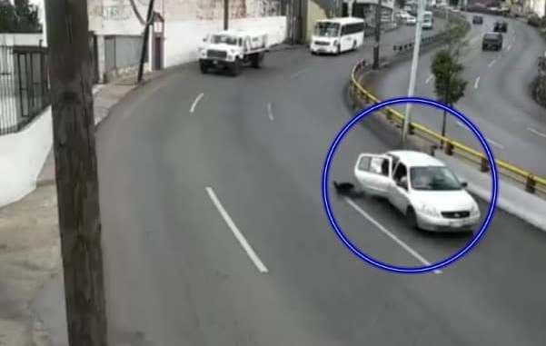 Video: Niño se sale de auto en movimiento y casi es atropellado