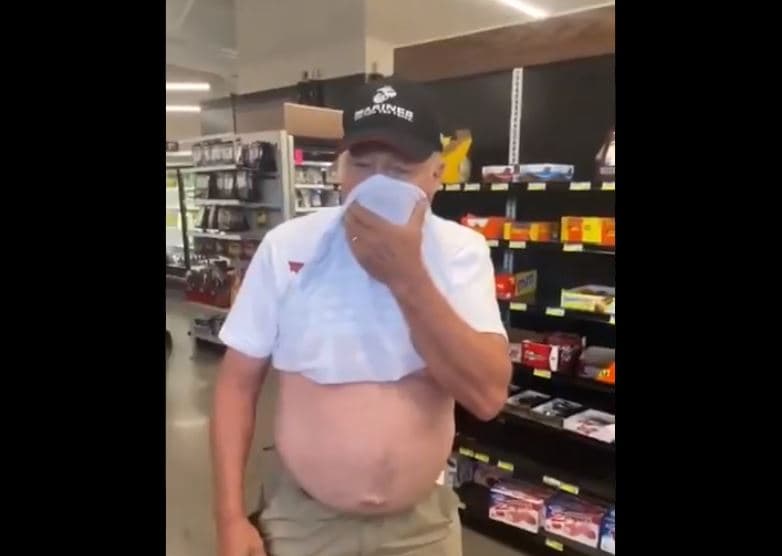 Video: Usa su playera como cubrebocas y lo expulsan de una tienda; amenaza a empleados