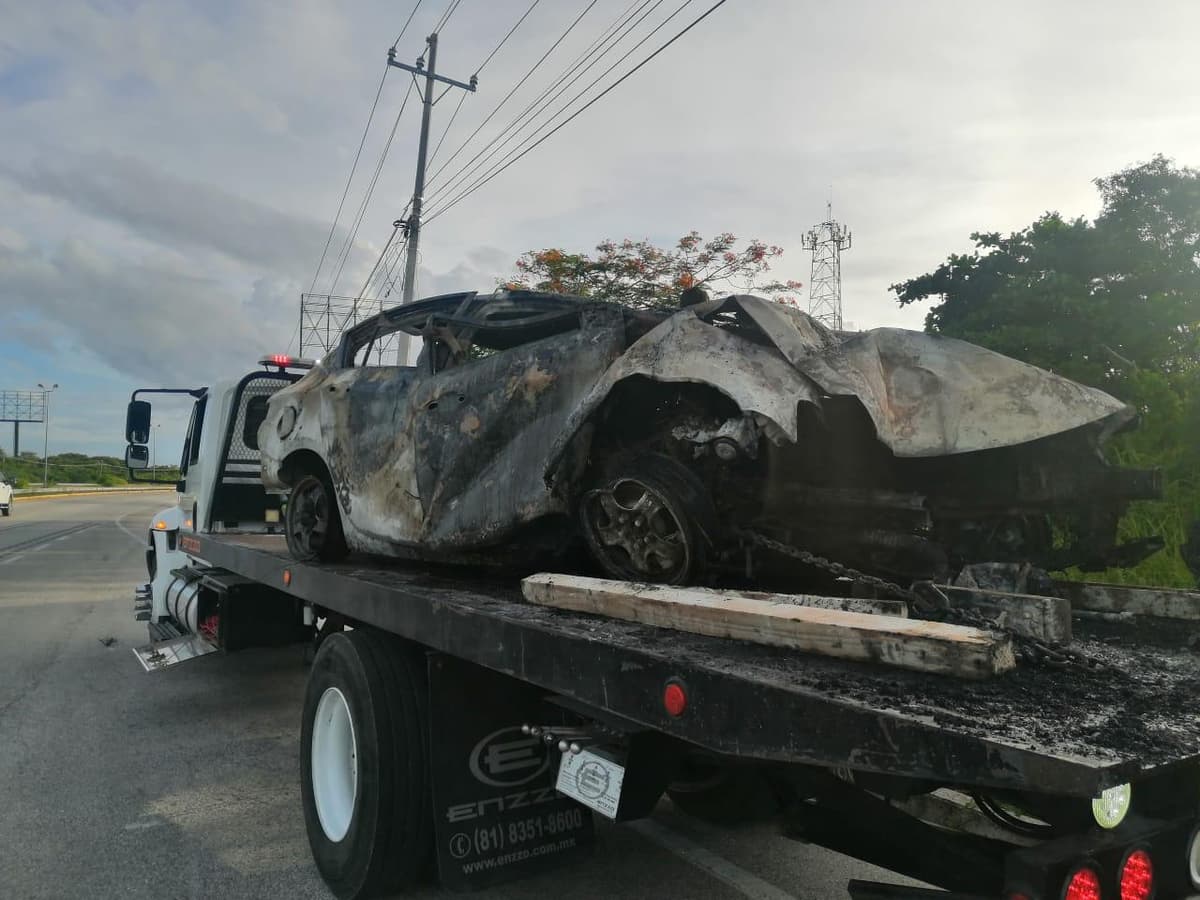 Se incendia coche, tras volcar turistas en carretera rumbo a Playa del Carmen