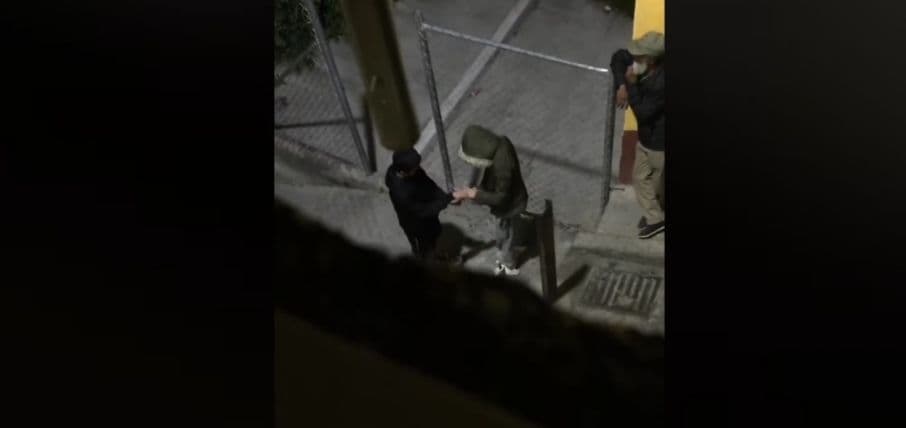 Video: Vendedor de droga coloca gel antibacterial a sus clientes antes de entregar la mercancía