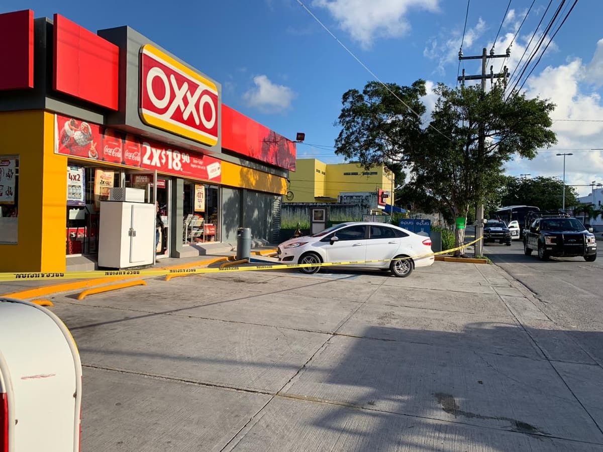 Hombre amenaza y grita a empleado del Oxxo por pedirle usar bien el cubrebocas