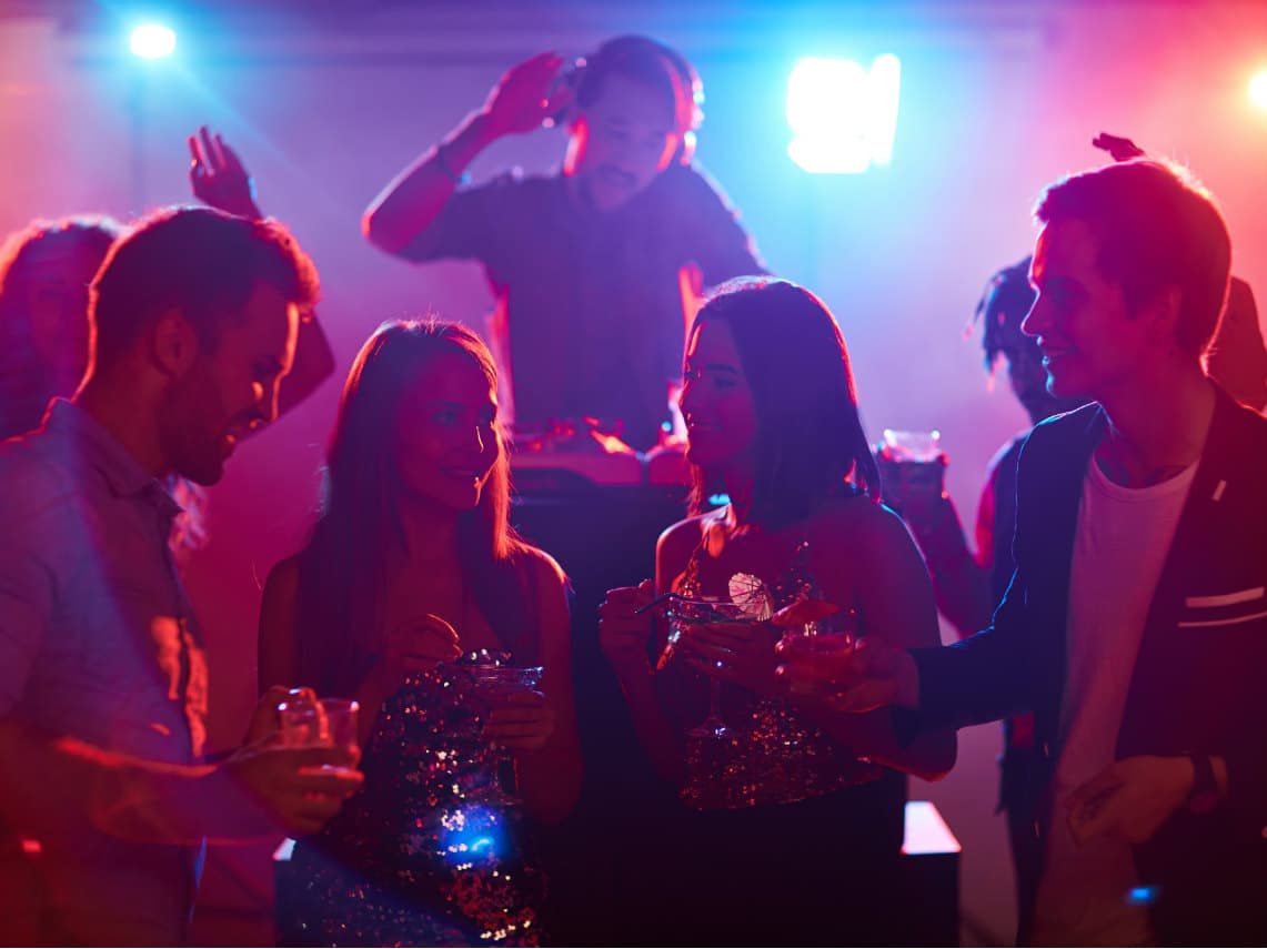 ¡Hijo desobediente! Por irse de fiesta contagia a toda su familia de Covid-19