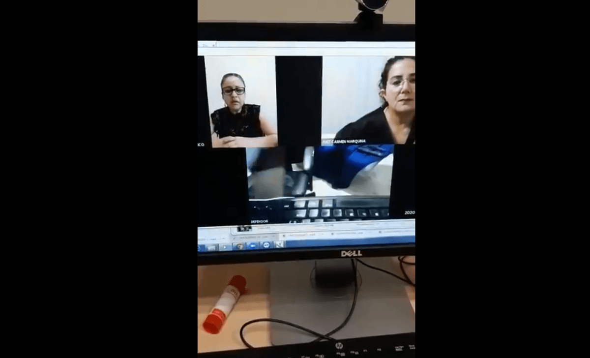 Video: Jueza cacha a abogado que no traía pantalones en audiencia virtual