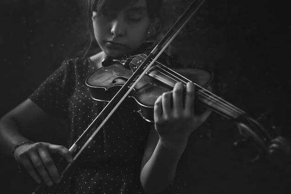 Sofía toca el violín a pesar de su sordera, ahora quiere volver a oír