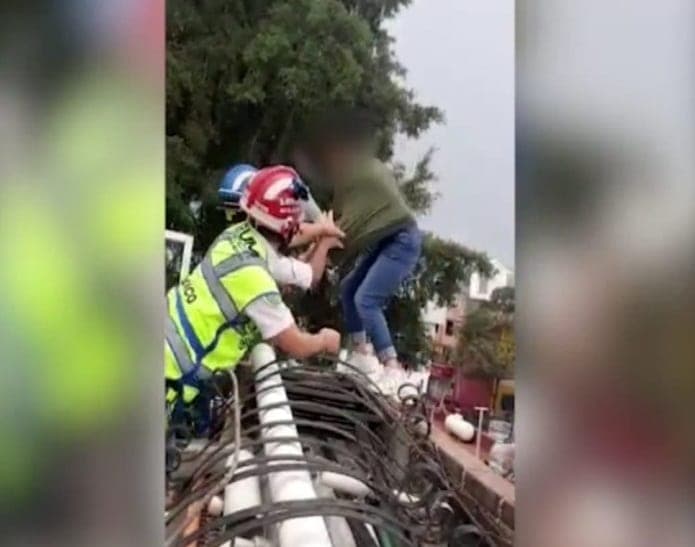 ¡Heroico! Paramédico evita que niña se suicide