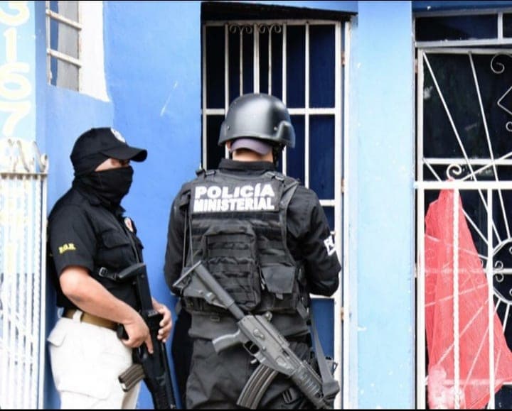Aseguran armas y drogas tras cateo en Chetumal