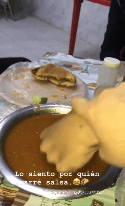 Critican a mujer por meter mano en salsa de una taquería; la bautizan como #LadyMarrana