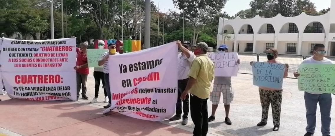 Protestan conductores de UBER contra taxistas en el Palacio Municipal de Cancún
