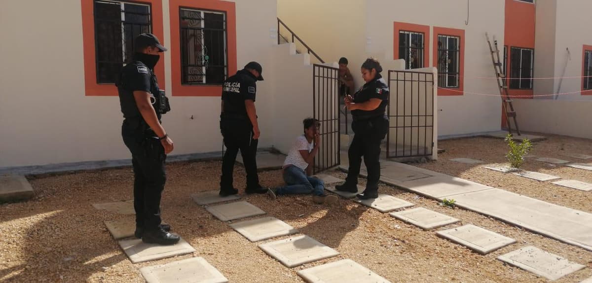 ¡Borrachazo en Villas del Sol! Se pone a llorar y cae de una escalera