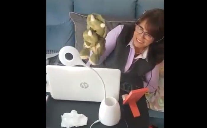 Maestra crea a "Dinosabio" para amenizar las clases en línea