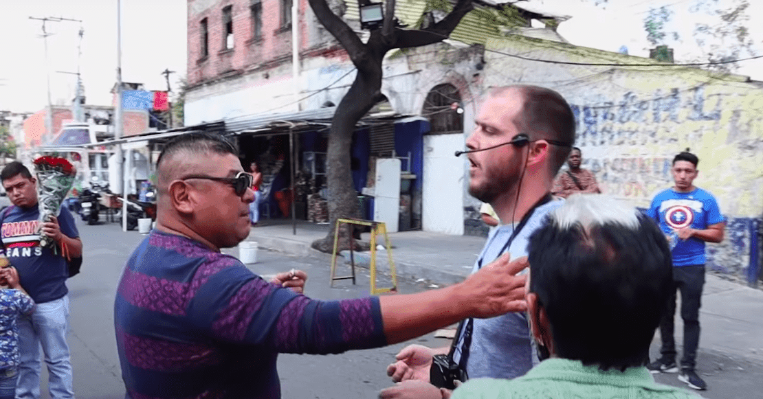 Video: Predicador estadounidense encara a creyentes de la Santa Muerte en Tepito y lo corren