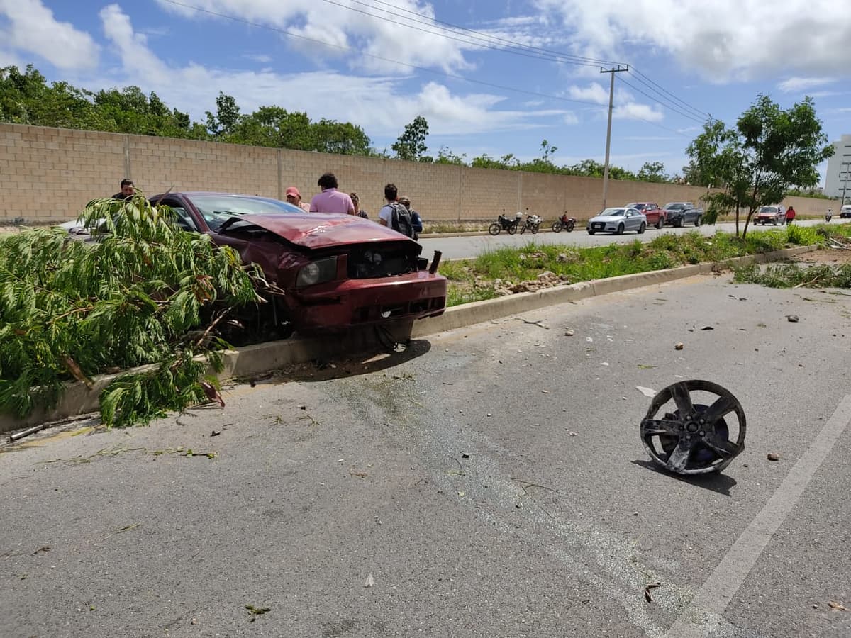 Autos de lujo chocan por jugar carreras en la Huayacan de Cancún