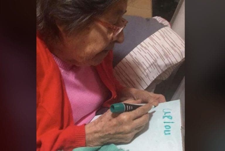 FOTOS: Abuelitos aprovechan clases en TV para terminar la escuela y se viralizan