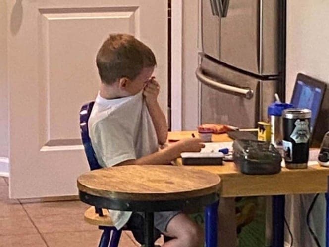 Captan a niño llorando de frustración por clases virtuales y se vuelve viral
