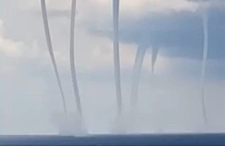 Video muestra 6 trombas marinas al mismo tiempo en el Golfo de México y se viraliza