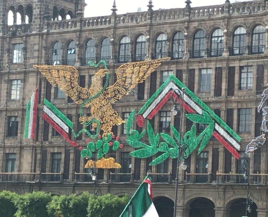 Comparan Escudo Nacional puesto por la 4T en el Zócalo con el águila de Morena