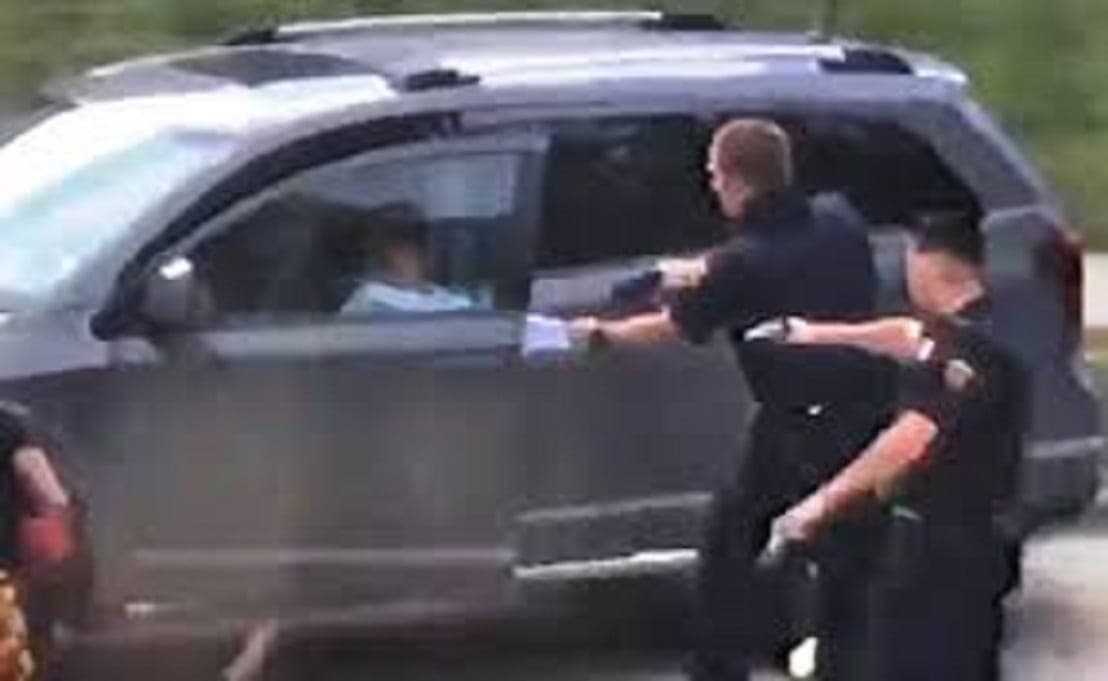 Video: Policía de Wisconsin dispara contra afroamericano frente a su familia