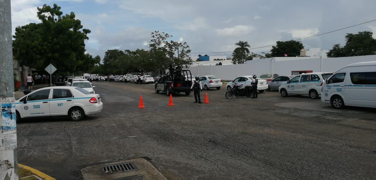 Taxistas golpean a turista y son detenidos; sus compañeros exigen liberación