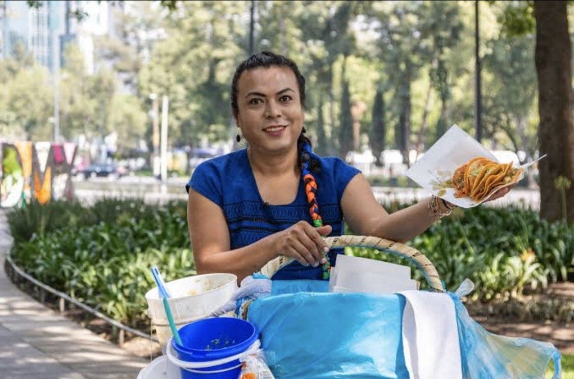 ¡Le tiran sus tacos! #LadyTacosDeCanasta es agredida por policías de la CDMX