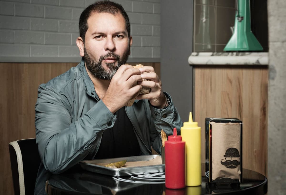 Tildan a Enrique Olvera de "soberbio" por su columna publicada en un diario nacional