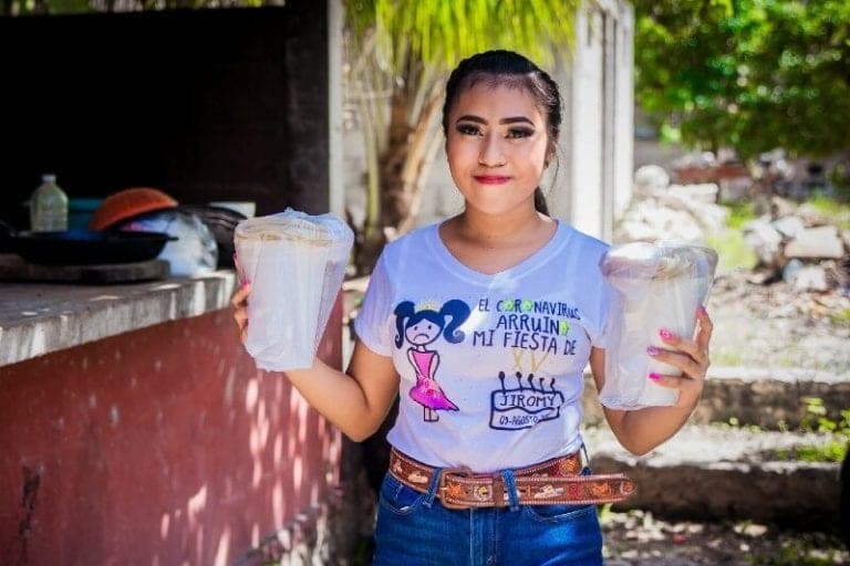 Yucateca usa dinero de sus XV años para ayudar a afectados por la pandemia
