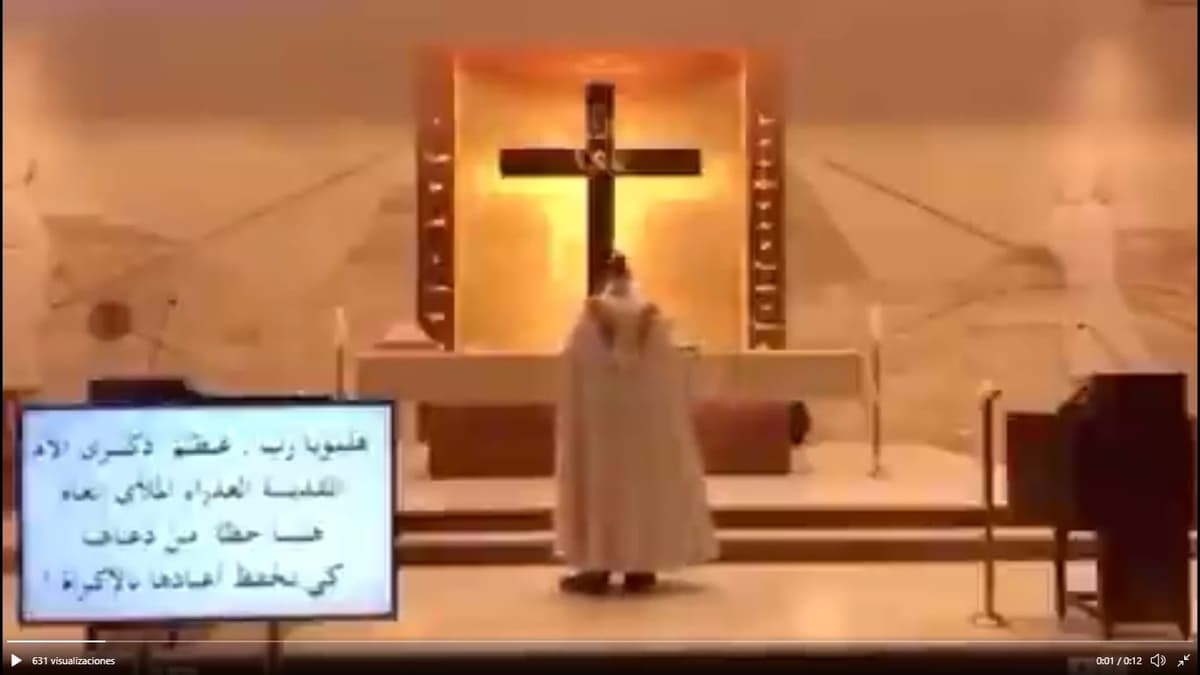 Video: Sacerdote es alcanzado por onda explosiva en Beirut
