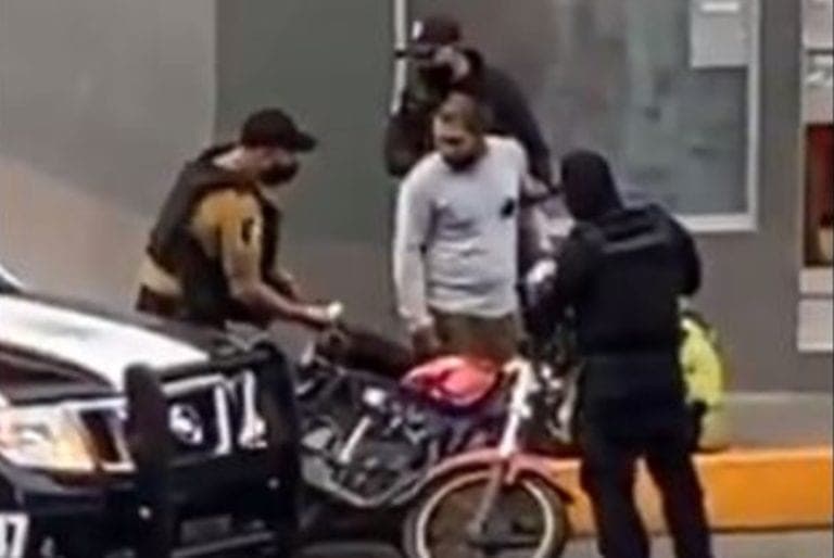 Video: Captan a policía sembrando droga a repartidor y se vuelve viral