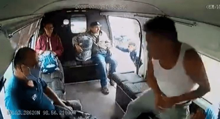 Video: ¡Asalto termina mal! Pasajeros le echan 'montón' y golpean a ladrón de combis