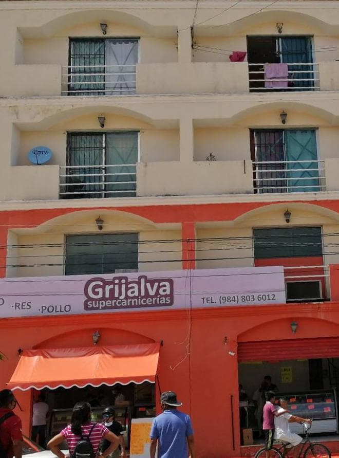 ¡Cae borracho de un tercer piso en Playa del Carmen!