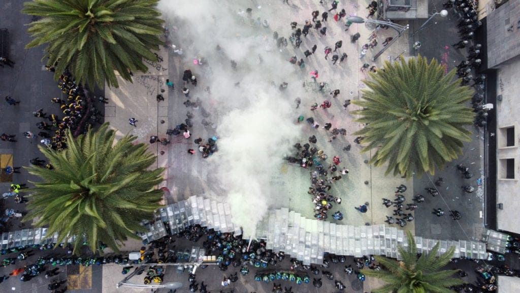 Policías acorralan a feministas y manifestantes para que no lleguen al Zócalo