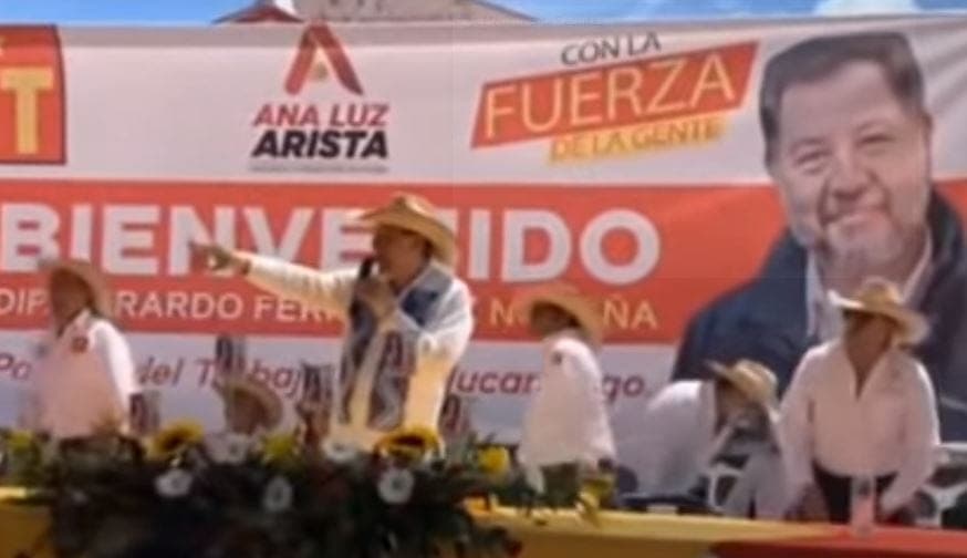 ¡Y lo volvieron a hacer! Agredieron nuevamente a "huevazos" a Fernández Noroña