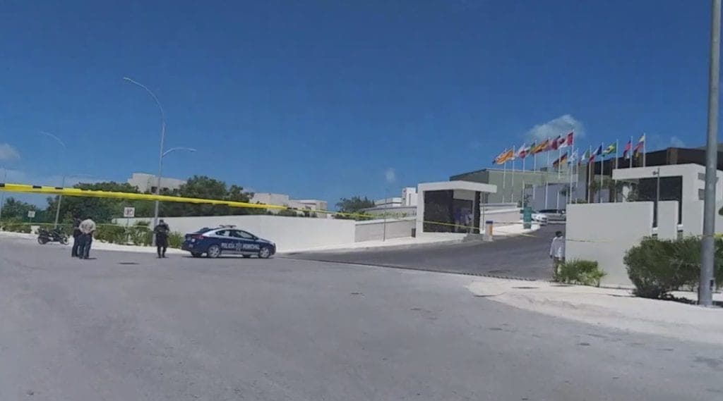 De varios balazos asesinan a un hombre frente a hotel en Costa Mujeres