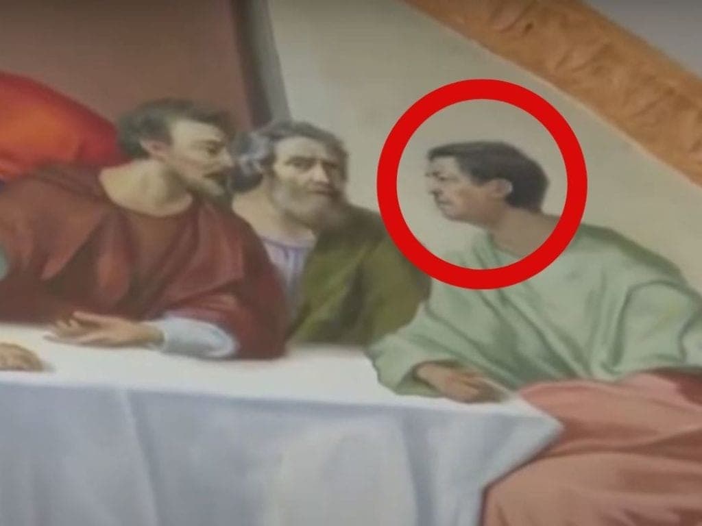 ¡Junto a Jesucristo! Sacerdote se mandó a pintar en cuadro de "La Última Cena"