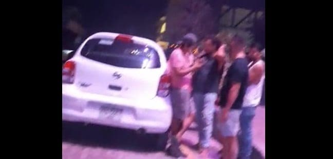 Video: Detienen a tres borrachos afuera del bar Santino de Playa del Carmen