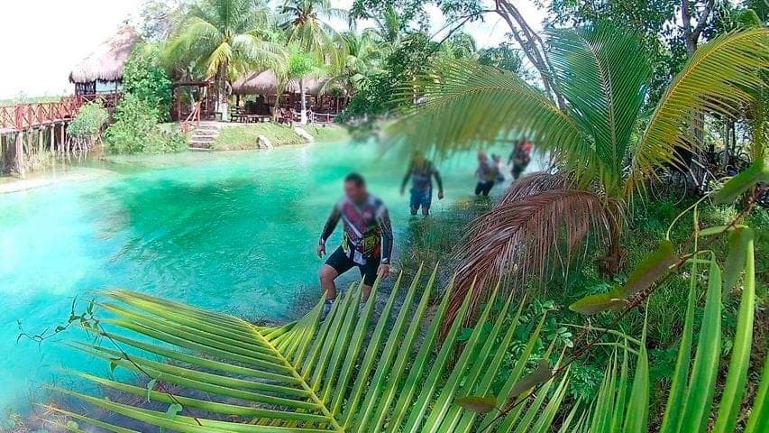 FOTOS: Grupo de ciclistas daña estromatolitos de Bacalar; los exhiben en redes
