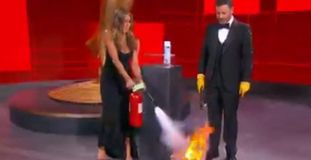 ¡Fuego! Jennifer Aniston casi "incendia" los Emmy y se volvió viral