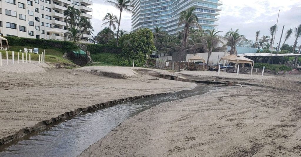 Nuevamente reportan aguas negras en Playa Diamante, Acapulco
