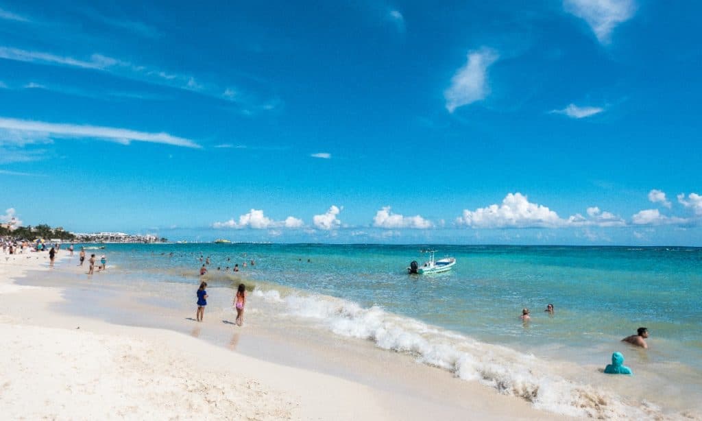 ¡"Se la curan" en las playas! Aprovechan feriado para ir a nadar en Solidaridad