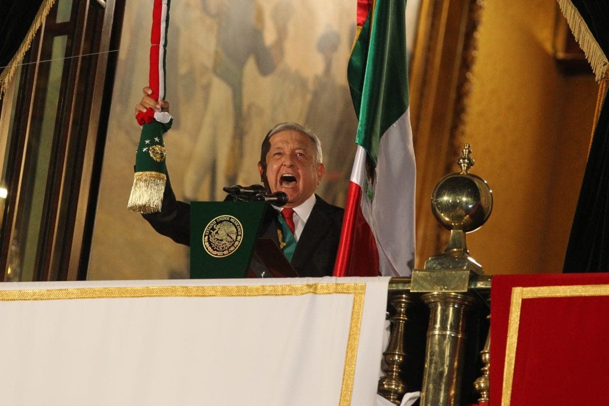 Con ‘llama de la esperanza’, AMLO señala que sí habrá festejos patrios pero sin gente