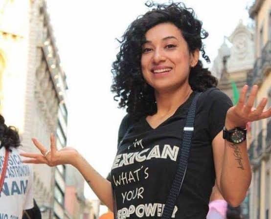 Video: '¡Ya me voy!' Flor Amargo sale a cantar a las calles y la corren... otra vez