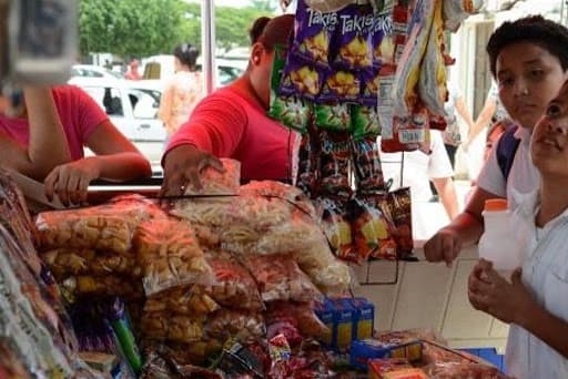 Piden aumentar hasta 5 pesos más impuestos a refrescos y comida chatarra en México