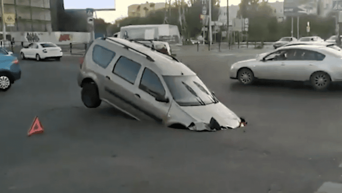 VIDEO: Captan momento exacto en que una calle se 'traga' un auto