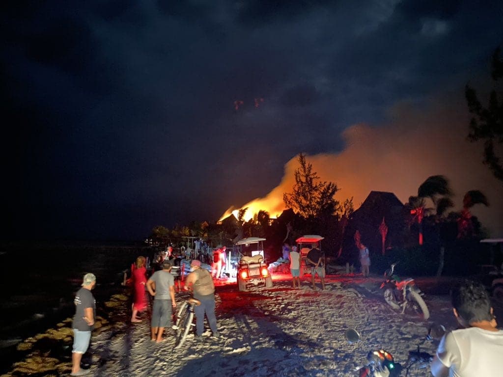 Galería: Se incendia hotel Villas Flamingos en la isla de Holbox